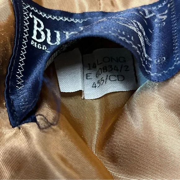 Burberry trench coat. - Picture 15 of 15